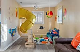 Family Friendly Oasis, 5 Min to Indian Shores Beach, Heated Pool & Game Room