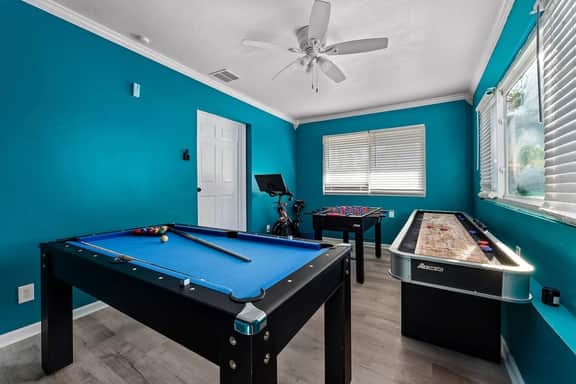 Family Friendly Oasis, 5 Min to Indian Shores Beach, Heated Pool & Game Room