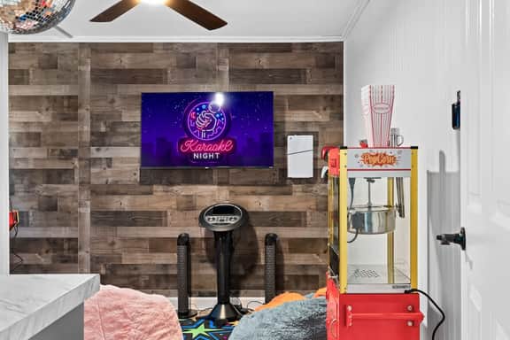 15 Minutes to Beach,Heated Pool,Mini-golf,FirePit