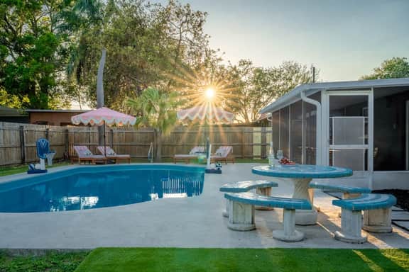15 Minutes to Beach,Heated Pool,Mini-golf,FirePit