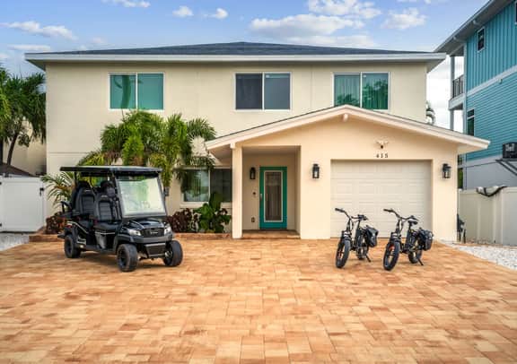 Indian Rocks Beach New Waterfront Heated Pool & Spa  Golf Cart E-Bikes Kayaks Game Room Fire Pit Walking Distance to the Beach - Image 4