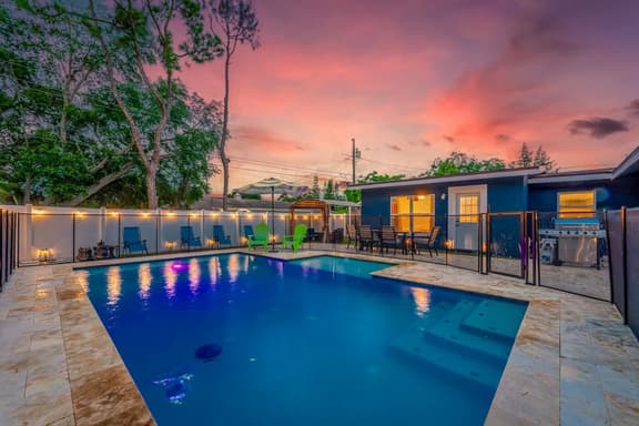 Family Friendly Oasis, 5 Min to Indian Shores Beach, Heated Pool & Game Room